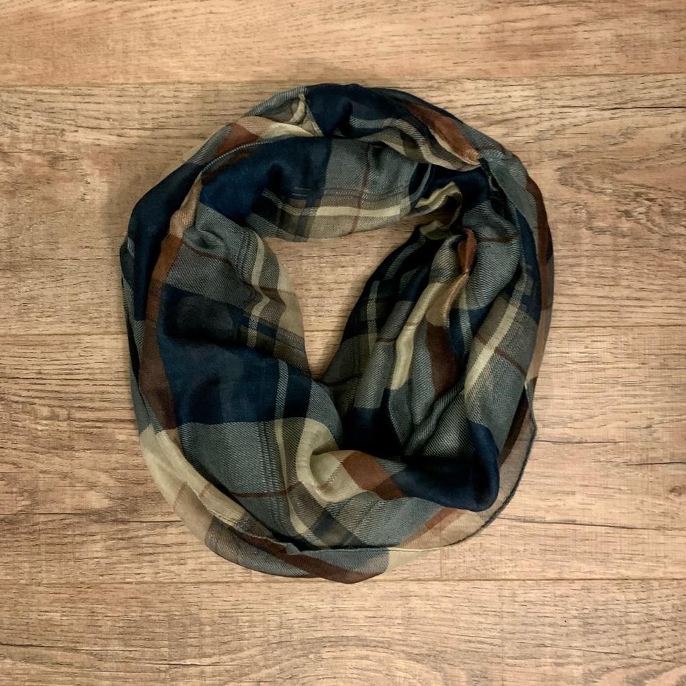NWOT Women’s Lightweight Plaid Infinity Scarf